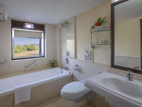 Koupelna v ubytování Mercure Goa Devaaya Resort