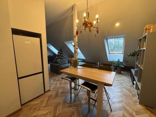 een eetkamer met een tafel en een woonkamer bij Botanical Manor Apartment in Kaunas
