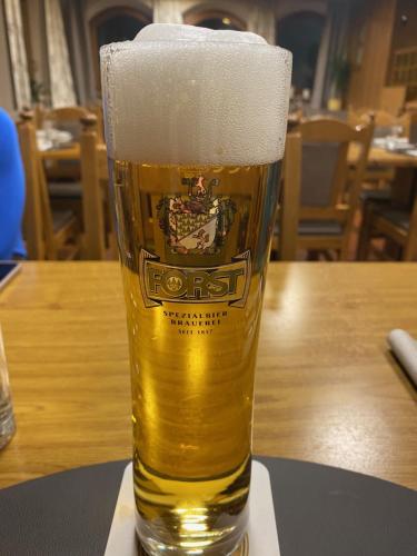 een glas bier zittend op een tafel bij NRH Laurin Karersee in Nova Levante