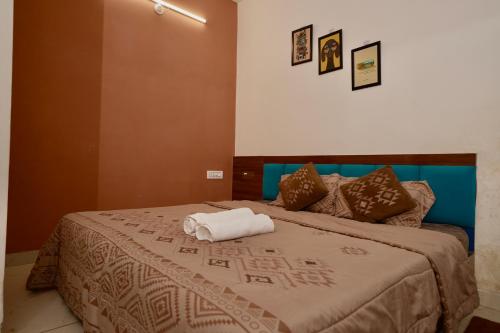 ein Schlafzimmer mit einem Bett und einem Handtuch darauf in der Unterkunft Cozy 1 RK apartment in Indore