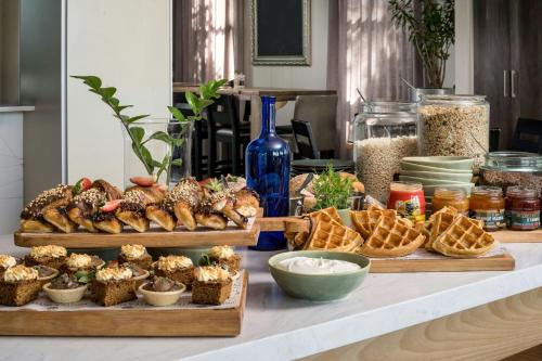 een tafel met verschillende soorten brood en wafels bij Protea Hotel by Marriott Cape Town Waterfront Breakwater Lodge in Kaapstad