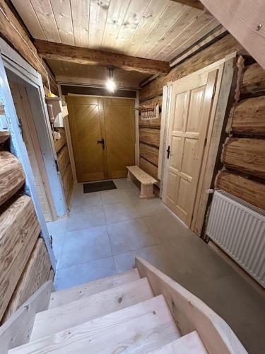 Een blik in een kamer met een deur en een trap. bij Dom Sidzina in Sidzina