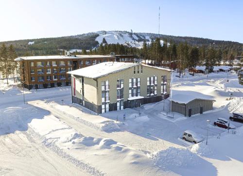 una vista aerea di un edificio nella neve di Cozy apartment for three by the ski trails a Sotkamo