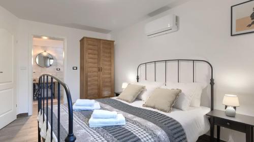 een slaapkamer met een groot bed met handdoeken erop bij Rustic villa Pietro with panoramic view in Motovun in Motovun