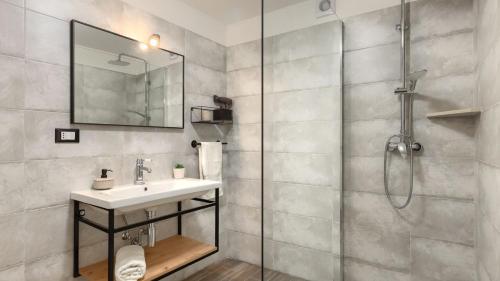 een badkamer met een wastafel en een douche bij Rustic villa Pietro with panoramic view in Motovun in Motovun