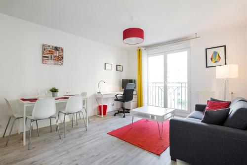 un salon avec un canapé et une table dans l'établissement T2 Part Dieu, à Lyon