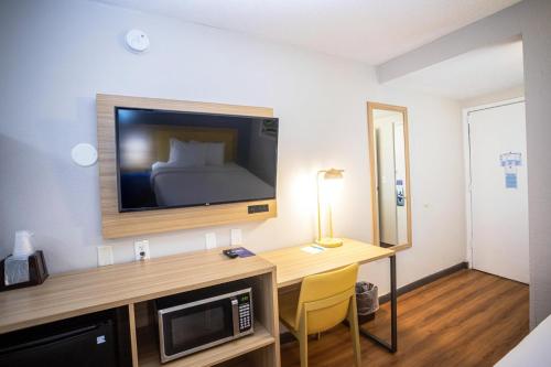 Zimmer mit einem Schreibtisch, einem TV und einem Bett in der Unterkunft Park Inn by Radisson in Fargo