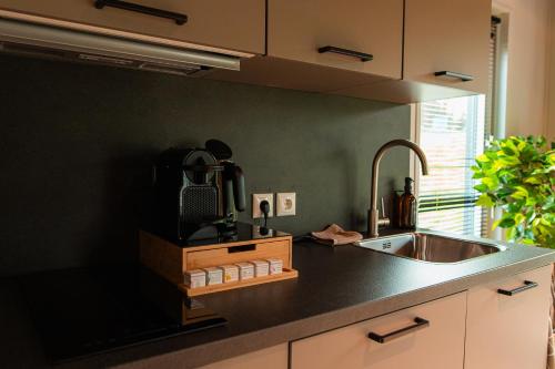 een keuken met een spoelbak en een aanrechtblad bij Garnwerd aan Zee in Garnwerd