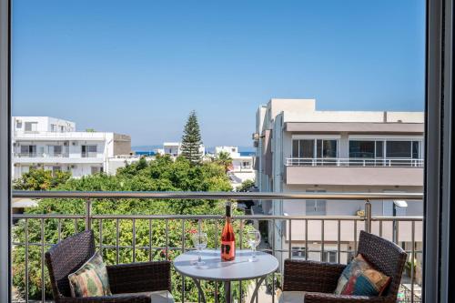 Massive 4BR Retro Apartment - 3 min Walk to Beach