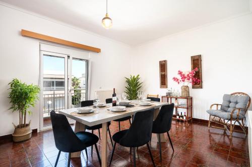 Massive 4BR Retro Apartment - 3 min Walk to Beach