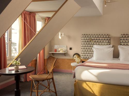 Giường trong phòng chung tại Handsome Hotel