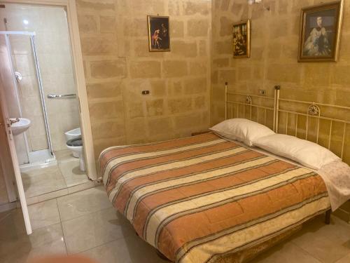 una camera con letto e un bagno con servizi igienici di Central Matera cesarea a Matera