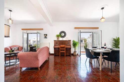 Massive 4BR Retro Apartment - 3 min Walk to Beach