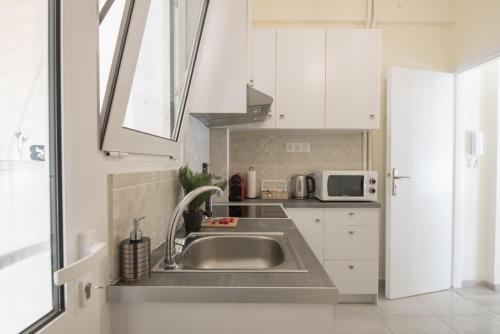 ANDIE Renovated Flat for 2 in Keramikos