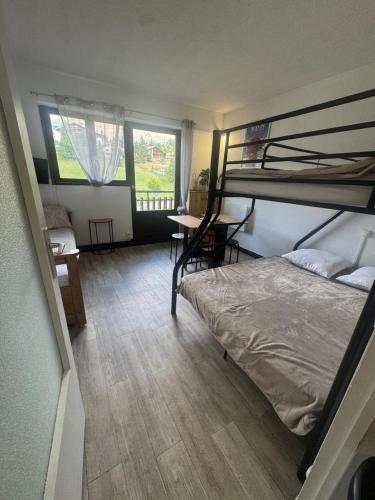 Tempat tidur dalam kamar di STUDIO AURON
