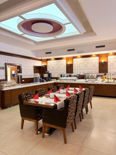 een eetkamer met een lange tafel en stoelen bij Airport Global Hotel in Mörfelden-Walldorf