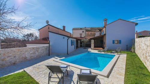 Beautiful Heritage Villa Croc with pool in Buje