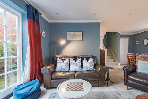 een woonkamer met een bank en een stoel bij Corner House in Deal