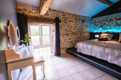 una camera da letto con un letto, una scrivania e una finestra di Gresigne a Larroque