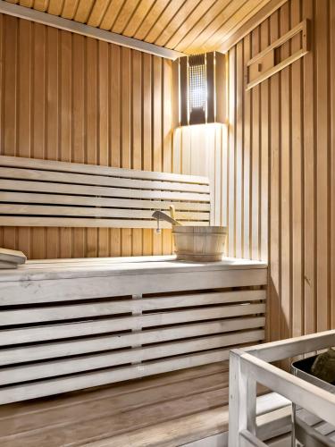 a sauna with a tub and a sink at Luxurious 1BHK Apartments with Marina Waterfront & Dubai Eye Views near JBR, Marina in Dubai