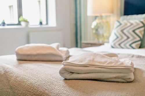 two towels are sitting on top of a bed at 3 Bed in Woolacombe oc-s29462 in Woolacombe
