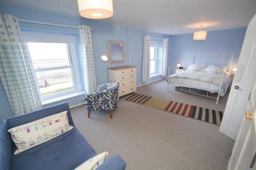 En eller flere senge i et værelse på 2 Bed in Mumbles oc-hh1203