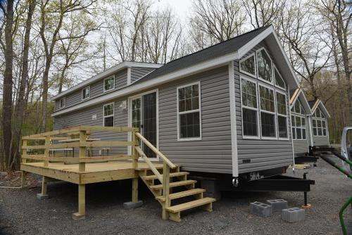 Gallery image of Scotrun Camping Resort Loft Park Model 11 in Scotrun