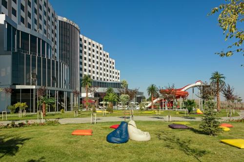 um parque infantil num parque com uma montanha-russa em Grannos Thermal Hotel & Convention Center em Haymana