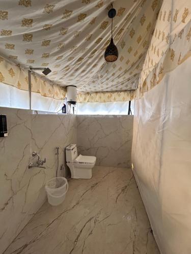 - une salle de bains pourvue d'un lavabo et de toilettes dans une tente dans l'établissement TauSco Homestay & Campsite - Coorg, à Madikeri