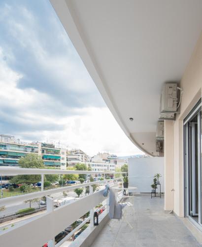 ANDIE Renovated 2BR in Kallithea, Sleeps 6
