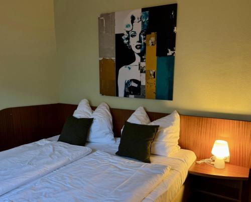 een bed met witte lakens en kussens in een kamer bij Appartement Werft & Meer in Lauterbach