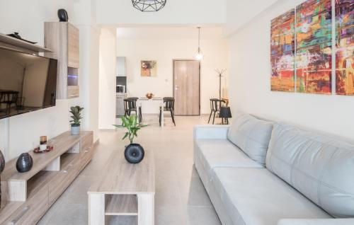 ANDIE Renovated 2BR in Kallithea, Sleeps 6