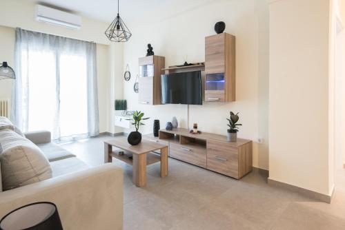 ANDIE Renovated 2BR in Kallithea, Sleeps 6