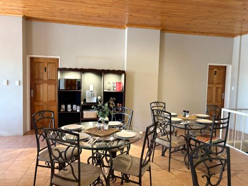a dining room with a table and chairs at Namgate Guesthouse in Grünau