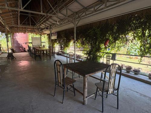 Balkón nebo terasa v ubytování OBT Homestay and Bungalows