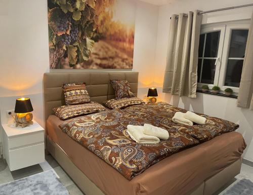 a bedroom with a bed with two towels on it at Saras Weinchalet in Guntersblum