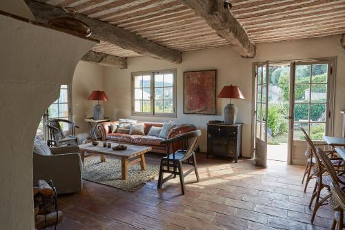 uma sala de estar com um sofá e uma mesa em L´Escale du Ciel em Le Bar-sur-Loup