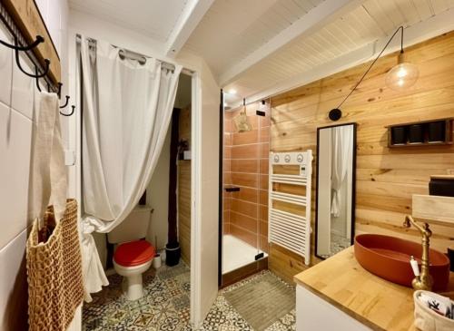 een badkamer met een bad, een toilet en een wastafel bij Gites Airial cazalas in Argelouse