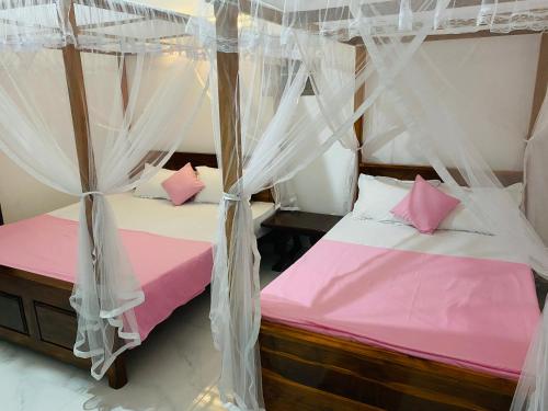 En eller flere senge i et værelse på Wavesong Residences