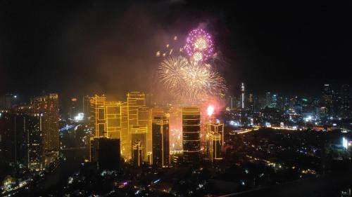 Newly Interiored 1 Bedroom with Balcony, City, Manila Bay and Sunset View with Netflix, Free Access to Infinity Pool, Gym, Sauna