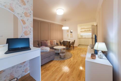 - un salon avec un ordinateur portable sur un comptoir dans l'établissement NAR Royalton Accommodation, à Niš