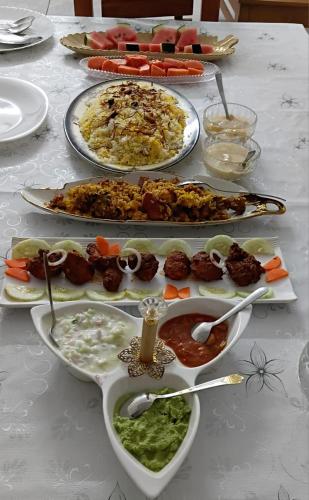 un tavolo con diversi piatti di cibo sopra di UPPU HOMESTAY a Mulappilangād