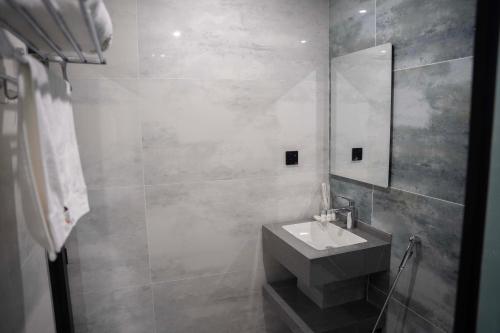 ein Badezimmer mit Waschbecken und Spiegel in der Unterkunft Wlat Hotel in Erbil