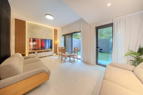 Townhouse in Aljada - Maid Room - Private Garden
