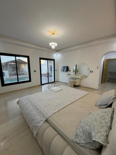 a large bedroom with a large bed in a room at Montaseur s3 in Al Maqārisah