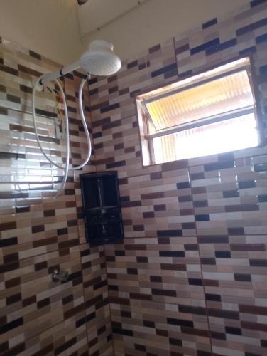 a bathroom with a shower and a window at Casa clima da montanha 1 in Cunha