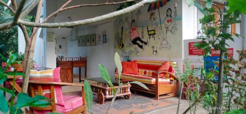 een kamer met stoelen, een bank en een tafel bij Morjim Plaza in Morjim