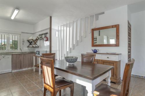 una cucina e una sala da pranzo con tavolo e sedie di Alojamientos Nacarum a El Palmar
