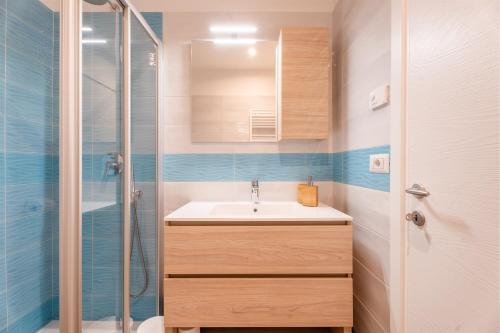 a bathroom with a sink and a shower at Conca d'Oro Apartments, camera 1 e 2 in Nago-Torbole