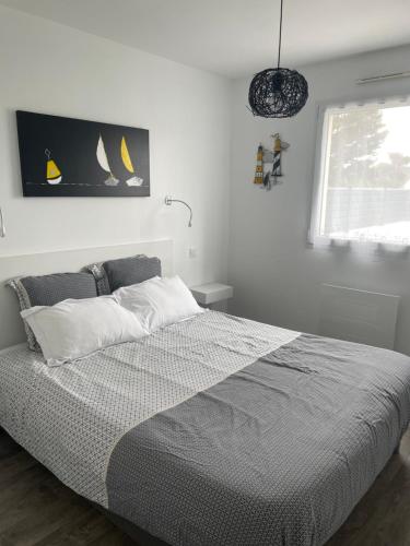 En eller flere senge i et værelse på La maison Ti Billou